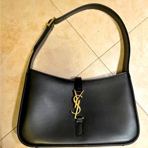 Saint Laurent Le 5 A 7 Hobo Bag in Smooth leather